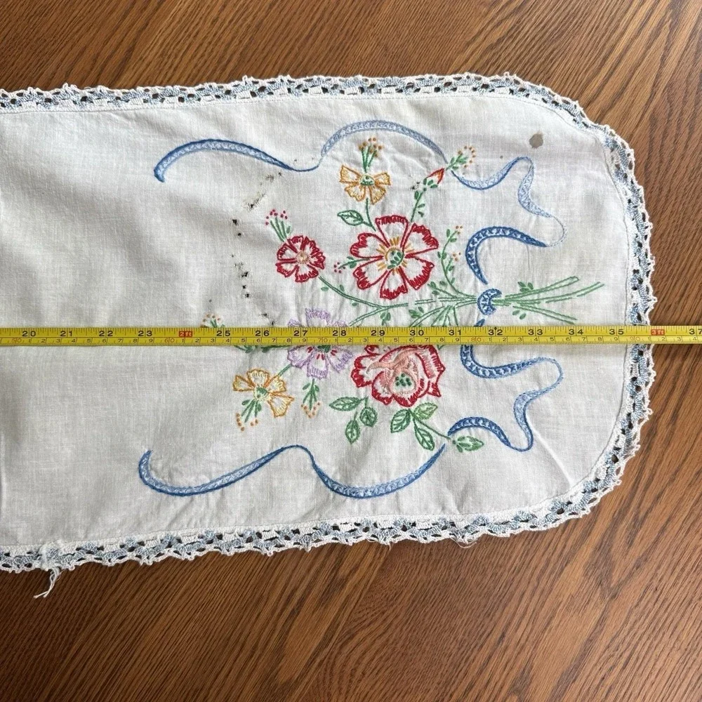Vtg Hand-Embroidered Floral Linen Table Runner With Lace Tatted Edging 36